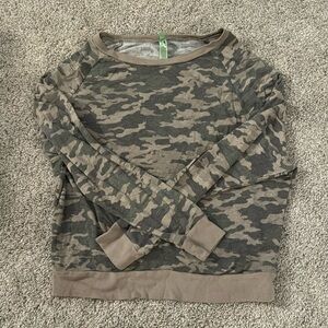 Honeydew crew neck sweatshirt. Camo print. Light peeling. Size small. Loose fit